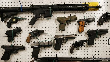 S-a lăsat cu bătaie la meciul Stelei. I-a spart buza dintr-un pumn şi a început scandalul: "A intrat cu pistolul scos în vestiar"