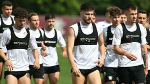 E revenire cât un transfer pentru Dan Şucu şi Marius Şumudică. Fotbalistul se întoarce la Rapid, după câteva luni grele