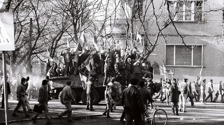 Cândva, în decembrie: 1989-2014. Cum arătau primele numere ale ziarelor de sport după înlăturarea cenzurii și căderea sistemului comunist. Ovidiu Ioanițoaia recunoștea mincinuna repetată din presa sportivă