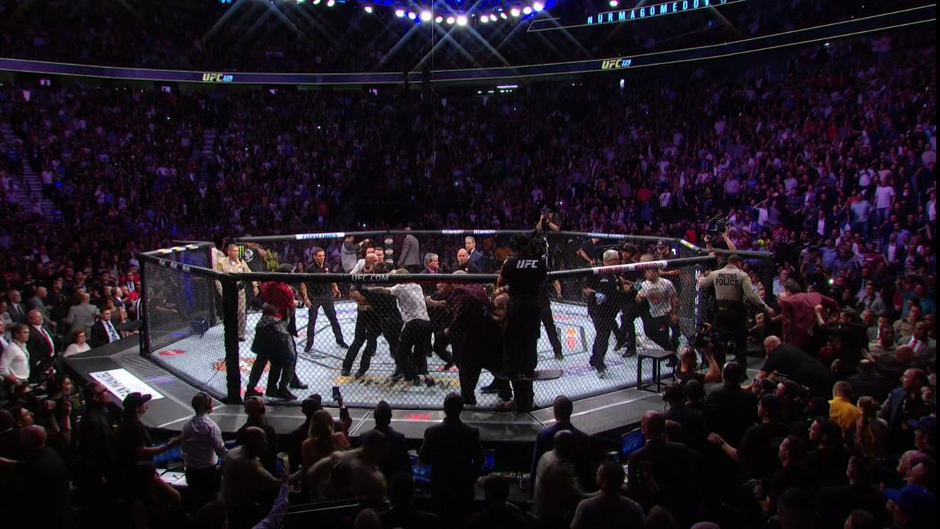 UFC 229 | Khabib l-a învins pe McGregor, apoi a început haosul! Imagini incredibile, cu irlandezul atacat în cușcă de staff-ul lui Khabib și o încăierare generală ca în filme: "Au fost arestați, se află în drum spre închisoare". Cine e omul lui McGregor care a declanșat nebunia. FOTO & VIDEO