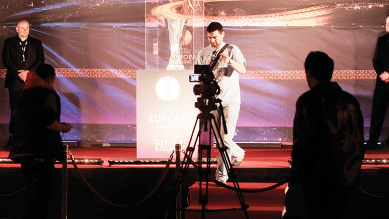 Nu au foame de trofeu!** Mai puțin de 1.000 de români au admirat cupa Europa League în primele 24 de ore la București