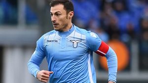 Ștefan Radu, titular în echipa deceniului la Lazio. Fanii au luat cu asalt cantonamentul! VIDEO SPECTACULOS