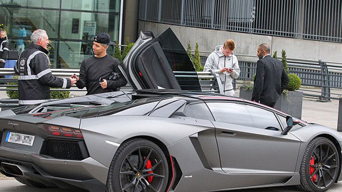 N-a mai jucat de 6 luni, dar astăzi a apărut la antrenament cu această mașină. FOTO Fotbalistul care a atras toate privirile