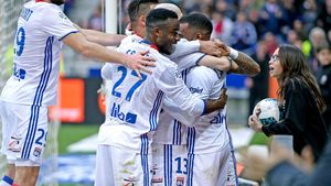 Fanul lui Lyon și selfie-ul buclucaș. Ce a pățit suporterul de 15 ani care a intrat pe teren pentru a-și face o poză cu jucătorii