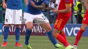 ANALIZĂ MARIUS AVRAM | Care este diferența dintre cartonașul galben și cel roșu la o „talpă" dată adversarului? Tema de discuție la Euro 2020 care generează polemici