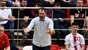 Sandu Iacob a „redevenit” antrenorul echipei Steaua, în urma unei decizii a Comisiei de Apel din cadrul FRH. Nu este pentru prima dată când clubul din Ghencea se „trezește” cu doi antrenori principali