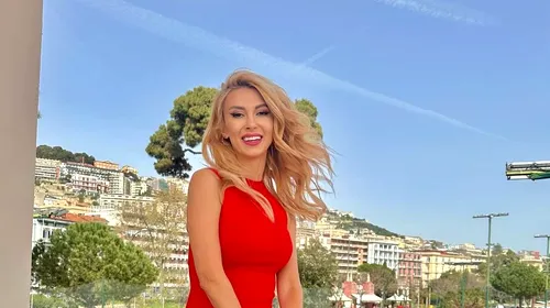Andreea Bălan i-a zăpăcit pe italieni cu rochița ei roşie şi scurtă! Iubita lui Victor Cornea a atras toate privirile la Napoli: „Turneele de tenis îmi priesc, nu?”. GALERIE FOTO