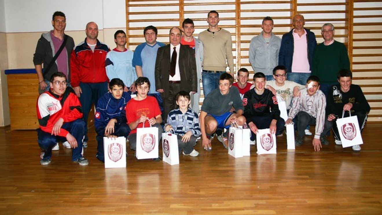 La inițiativa ProSport de Transilvania**, jucătorii de la CFR au fost în vizită la copiii nevăzători