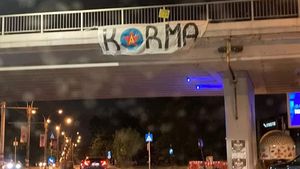 Ultrașii Stelei au sărbătorit retrogradarea celor de la Dinamo cu artificii și cu bannere ironice! „10 mai - își dau foc singuri. 29 mai - retrogradează. Nu e luna lor"