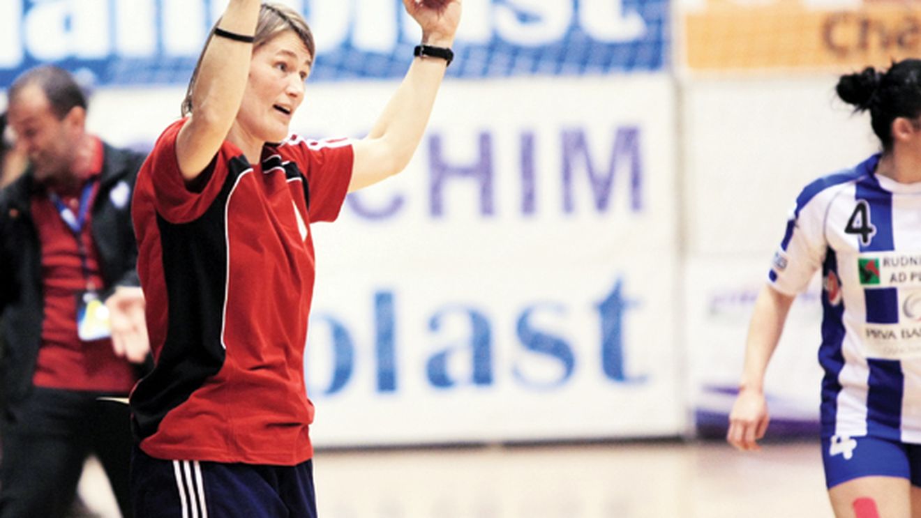 Anja Andersen:ea e femeia orchestră! Vezi cum s-a comportat la primul pe banca Oltchimului