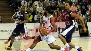 Clujenii, calificați matematic în Play-Off!** FOTO "U" Mobitelco - Energia Rovinari 86-74