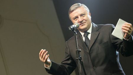 "Vreau un președinte jucător"**/ "Dați-mi putere deplină!"