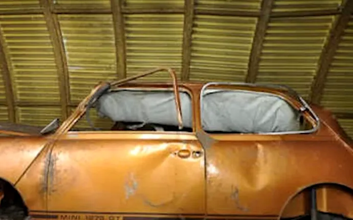 Comoara din tunel pe care a găsit-o un youtuber: a descoperit câteva mașini istorice abandonate!