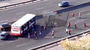 VIDEO Fanii lui Colon au răzbunat înfrângerea cu River Plate printr-o ambuscadă!** Galeriile rivale s-au răfuit chiar pe autostradă, sute de fani au fost arestați