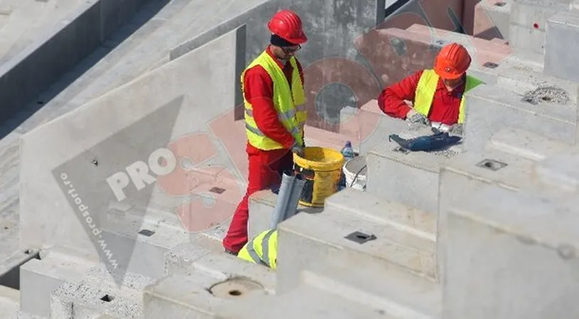 4 muncitori au fost răniți** după ce au căzut de pe o schelă de la Stadionul 