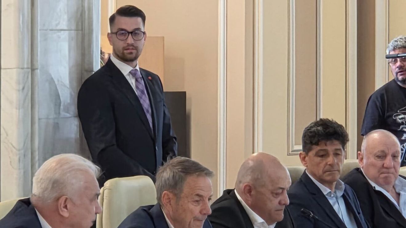 Imaginea zilei din Parlamentul României. Cine e tânărul care privea cu admirație spre Anghel Iordănescu și spre generația Steaua ‘86