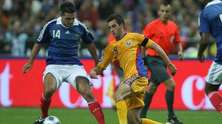 INTERVIU | Incursiune în timp cu Max Nicu: "Să joci împotriva lui Henry sau Anelka a fost ceva deosebit". Cine sunt superstarurile care făceau "economie la efort" și aspectele neștiute de la națională care l-au făcut să spună "așa ceva nu vezi în Germania"