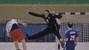Meciul Steaua - Dinamo al suporterilor s-a încheiat cu ... evacuare! Meciul de handbal s-a terminat cu calificarea steliștilor în finala Cupei României