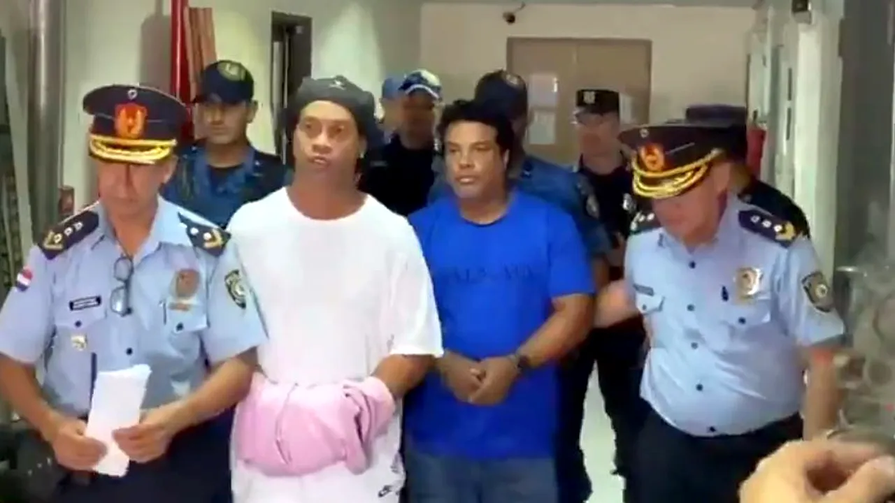 Imagini cutremurătoare! Ronaldinho surprins cu cătușele pe mâini! A ajuns în fața instanței, după ce a fost arestat | VIDEO