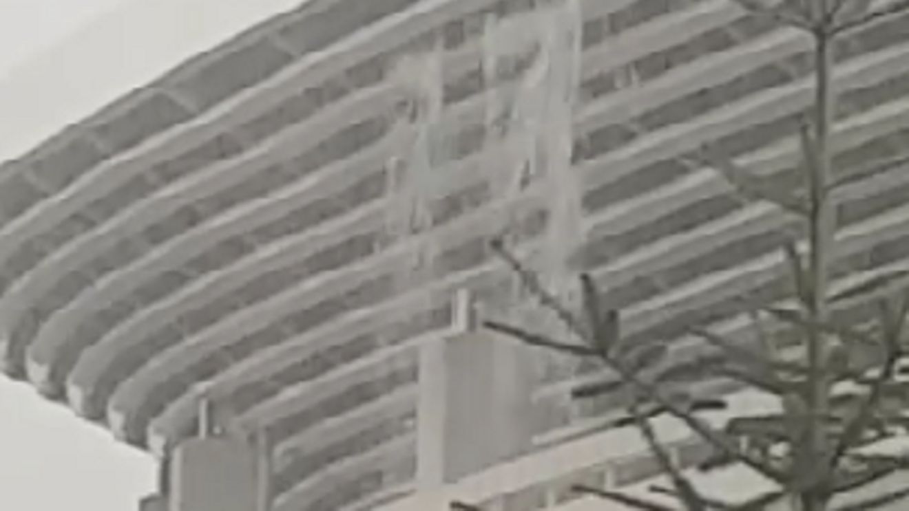 FOTO & VIDEO | Fără să fie folosit, noul stadion din Tg. Jiu s-a deteriorat! Imagini incredibile: acoperișul s-a surpat, iar ploaia l-a transformat în "fântână"