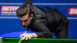 "Bufonul din Leicester" nu glumește la Mondialul de snooker! Campionul en-titre Mark Selby s-a calificat în ''optimi" după o victorie cu 10-2
