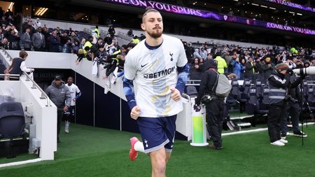Radu Drăguşin, păpuşa voodoo a jurnaliştilor britanici. Toți îl înțeapă pe român şi i-au dat nota 1,5 după Tottenham - Leicester 1-2: "Îngrozitor!"