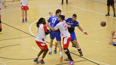 Minaur Baia Mare s-a calificat în finala Ligii Naționale, după o victorie dramatică, la aruncările de la 7 metri: 27-24 cu Dinamo. Bucureștenii au ratat finala din cauza unei "bolte" la ultima aruncare din prima serie de execuții