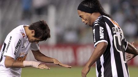 Neymar s-a închinat în fața ZEULUI Ronaldinho, apoi a reușit o braziliană de geniu și un gol ca cel prin care "Dințosul" a avut Santiago Bernabeu la picioare!** Fotografia care a făcut înconjurul lumii