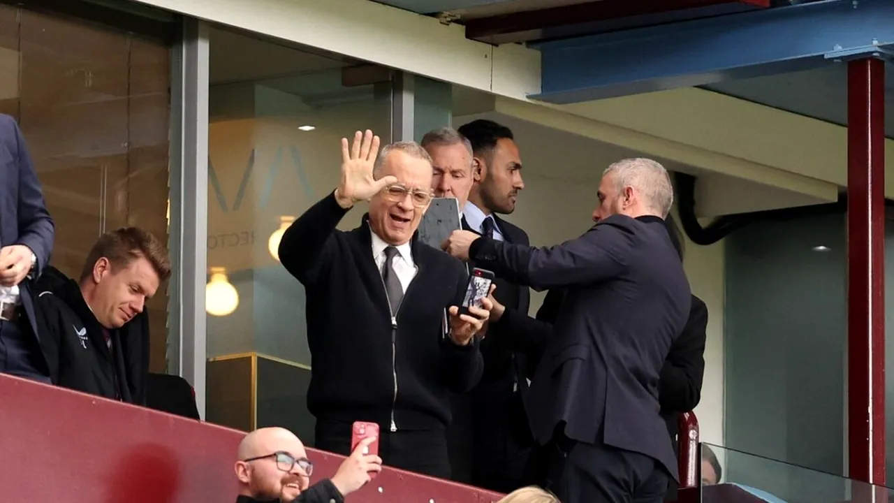 Celebrul actor Tom Hanks, fan înfocat al lui Aston Villa, s-a bucurat ca un copil la meciul cu Arsenal!