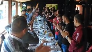 Cine e noul președinte al AFC Rapid: fost jurnalist la Vocea Rusiei și șeful unei formațiuni inspirate de partidul lui Putin, Bogdan Diaconu acuză o conspirație împotriva României | VIDEO Membrii AFC, în picioare, cântându-i politicianului imnul Rapidului