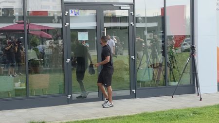 Noul transfer de la FCSB a venit să facă vizita medicală. Imagini cu fotbalistul în care Gigi Becali își pune toate speranțele