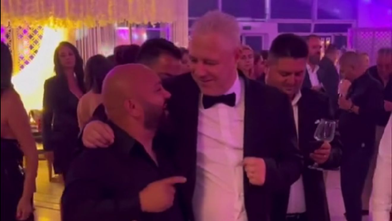 Marius Șumudică a transmis un mesaj cu ajutorul cântărețului Adrian Minune, pentru „prietenii” de la Rapid, în frunte cu Daniel Niculae și Victor Angelescu! „Sunt o forță mare și dușmanii au încercat să-mi ia locul pe care eu l-am câștigat!” | VIDEO