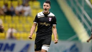 Budescu: "Dacă mă amendează o să vin cu bani de acasă. De vreo opt luni îmi tot promit că îmi măresc salariul". Cum explică gestul din meciul cu Pandurii
