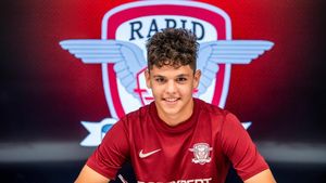 Rapid s-a luptat cu Benfica și Juventus pentru un mijlocaș de 16 ani. ProSport a aflat de ce a ales acesta să semneze cu giuleștenii!