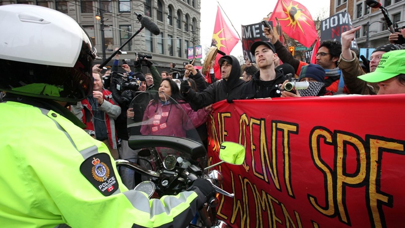 INCREDIBIL** Două tinere, de 23 și 18 ani, anchetate pentru că au agresat polițiști la Vancouver!