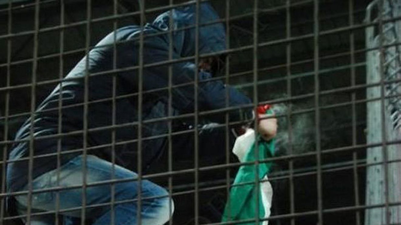 Jandarmeria Cluj l-a identificat pe suporterul rapidist care a incendiat drapelul Ungariei!** "Riscă între 6 luni și 3 ani de închisoare"