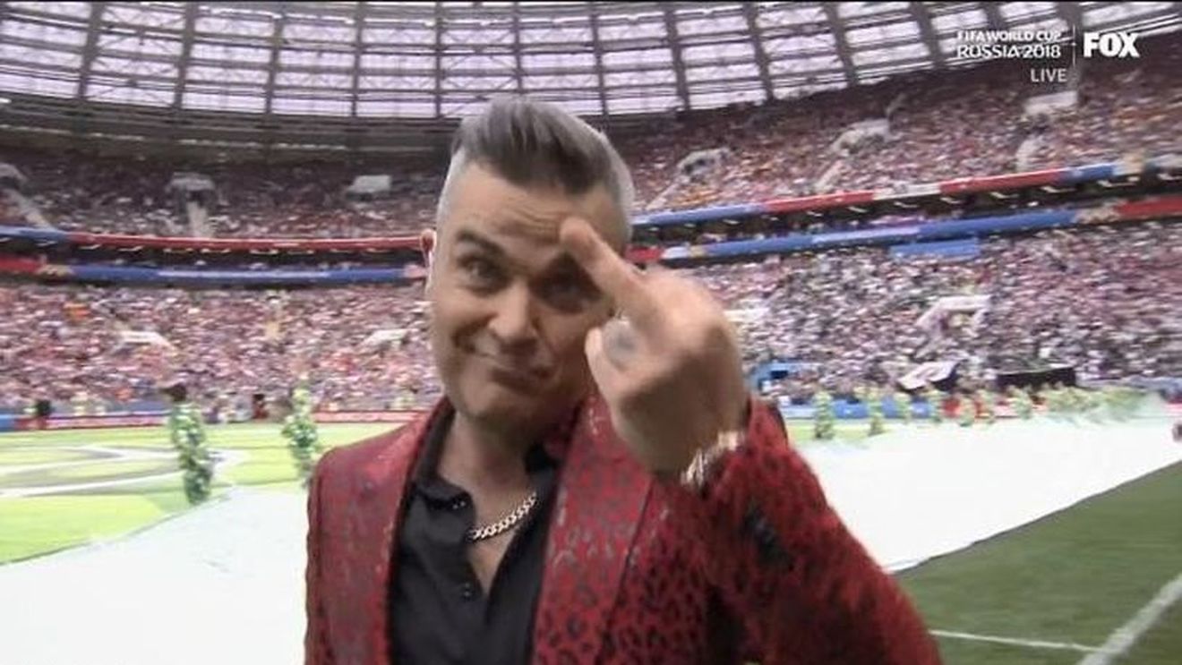 A cântat în deschiderea Mondialului, a șocat lumea prin gestul său suburban, iar acum plătește nota! "Robbie Williams și-a vândut sufletul lui Putin"