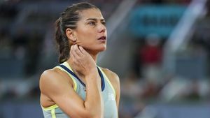 Scene șocante la meciul dintre Sorana Cîrstea și Madison Keys: două persoane necunoscute au intrat pe teren și au făcut un gest incredibil! Forțele de ordine au intervenit imediat, românca a fost evacuată