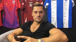 EXCLUSIV | Constantin Popovici, românul care sare "de pe bloc": "Dacă nu ai abdomenul tare, nu îți vin picioarele. Impactul cu apa e puternic, undeva la 85-90 km/h. Dacă ești tare de inimă, te duci pe vas. Dacă nu, nu te duci"