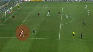 VIDEO Wenger s-a ÎNDRĂ‚GOSTIT de un "puști minune" din Italia! Lyon l-a vândut în vară pentru 2.5 milioane de euro, acum e dorit de Arsenal: