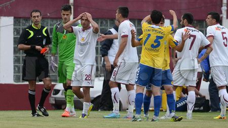 Dacă Graham Poll a arătat "roșu" după 3 "galbene", Teo Crăciunescu a stabilit un nou record. Scene incredibile la meciul Rapidului