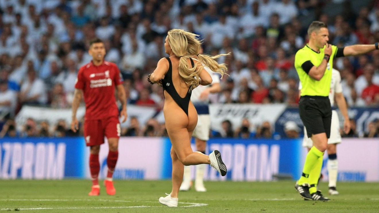 Tottenham - Liverpool 0-2: Cine este blonda care a intrat pe teren în finala Ligii Campionilor? Reacția fotomodelului: "Viața este pentru a fi trăită, să faci lucruri nebunești, pe care ți le vei aminti mereu" | FOTO&VIDEO