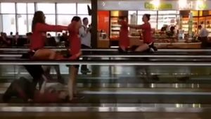Cuvântul GENIAL nu are nicio valoare în cazul acestui filmuleț. Ce fac niște înotătoare blocate într-un aeroport | VIDEO 
