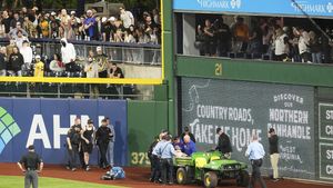 Momentul şocant când un spectator a căzut în gol de la 6 metri, în timpul meciului: jucătorii s-au pus în genunchi să se roage