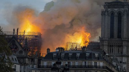 EXCLUSIV | "Toată Franța a înnebunit aseară". Aflat de aproape o jumătate de secol în Hexagon, un mare antrenor român zugrăvește tabloul după incendiul violent de la Catedrala Notre Dame. "Parcă se reconstruiește sufletul Franței"
