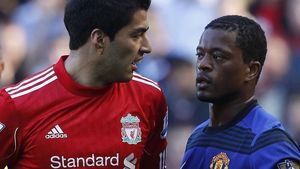 Suarez are martori că a glumit când l-a făcut "cioroi" pe Evra! ** "Așa se vorbește în argou"
