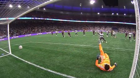 Penalty-ul care a făcut înconjurul lumii: mingea a depășit linia doar 0,2 secunde, fără să atingă plasa sau bara! ”Unic”