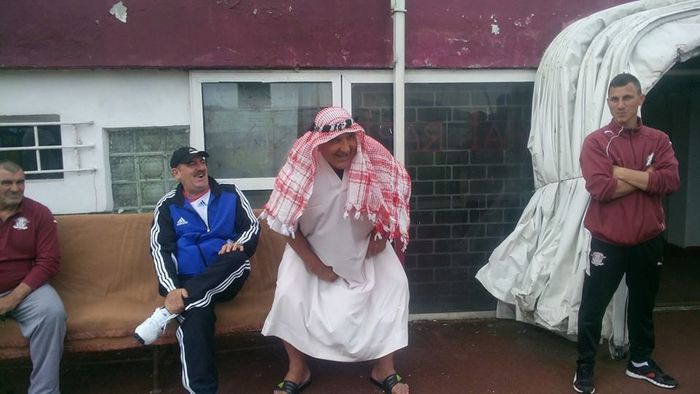 De ziua lui, Rică Răducanu l-a ironizat pe afaceristul din Yemen care ar vrea să preia Rapidul: s-a îmbrăcat în șeic. Giuleștenii au remizat, 2-2, cu Slobozia. FOTO