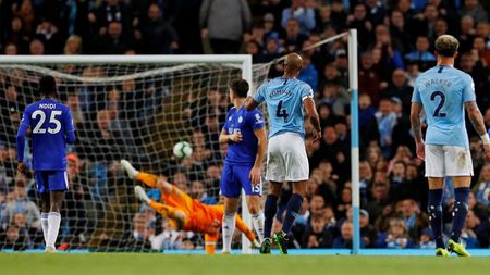 Așa se detonează un obuz! Kompany, eroul lui Manchester City | VIDEO Belgianul a reușit un gol fabulos și a adus titlul și mai aproape de Etihad. Liverpool speră și în ultima etapă