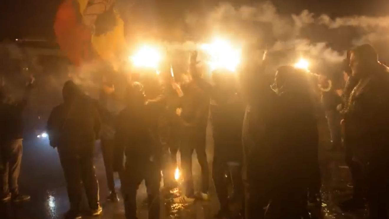 Ultrașii FCSB-ului au oprit cu torțe autocarul roș-albaștrilor înaintea meciului cu Craiova. Au cântat împotriva rivalilor din Bănie | VIDEO